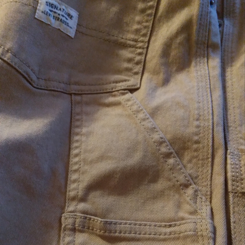 New, Size 32/30 Levi's Signature Jean's.